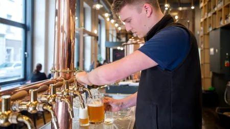 CORONAVIRUS. Cehii au ieşit să sărbătorească cu bere relaxarea restricţiilor