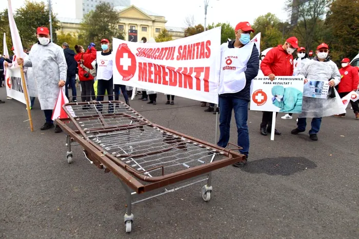 „Mitingul epuizării”. Federația Sanitas pichetează Guvernul: „S-au îmbolnăvit colegii mei și mor în fiecare zi. Din cauza voastră. Să vă fie rușine!”- FOTO/VIDEO