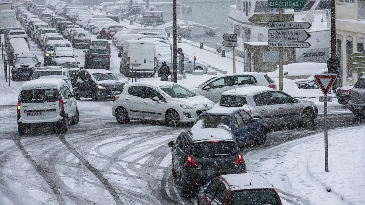 ANM anunță ninsori și ploi în aproape toată țara! De când se strică vremea