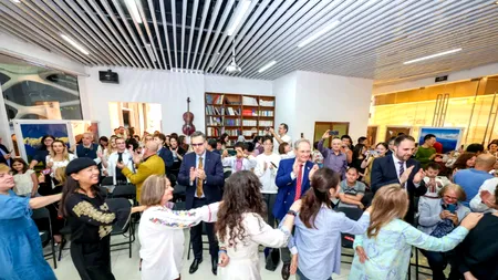 Imaginile zilei. Chinezi în hora românească la Beijing. Surorile Osoianu și cobzarul Sergiu Diaconu au făcut într-o oră ce nu au făcut ani de diplomație românească