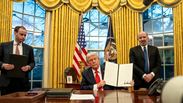 Trump este pregătit să pună capăt războiului cu Iranul fără un acord nuclear dacă strâmtoarea Ormuz se redeschide