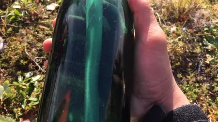 A găsit o sticlă aruncată în apă în urmă cu 50 de ani de un marinar rus: Vă dorim viață lungă și navigare plăcută - FOTO