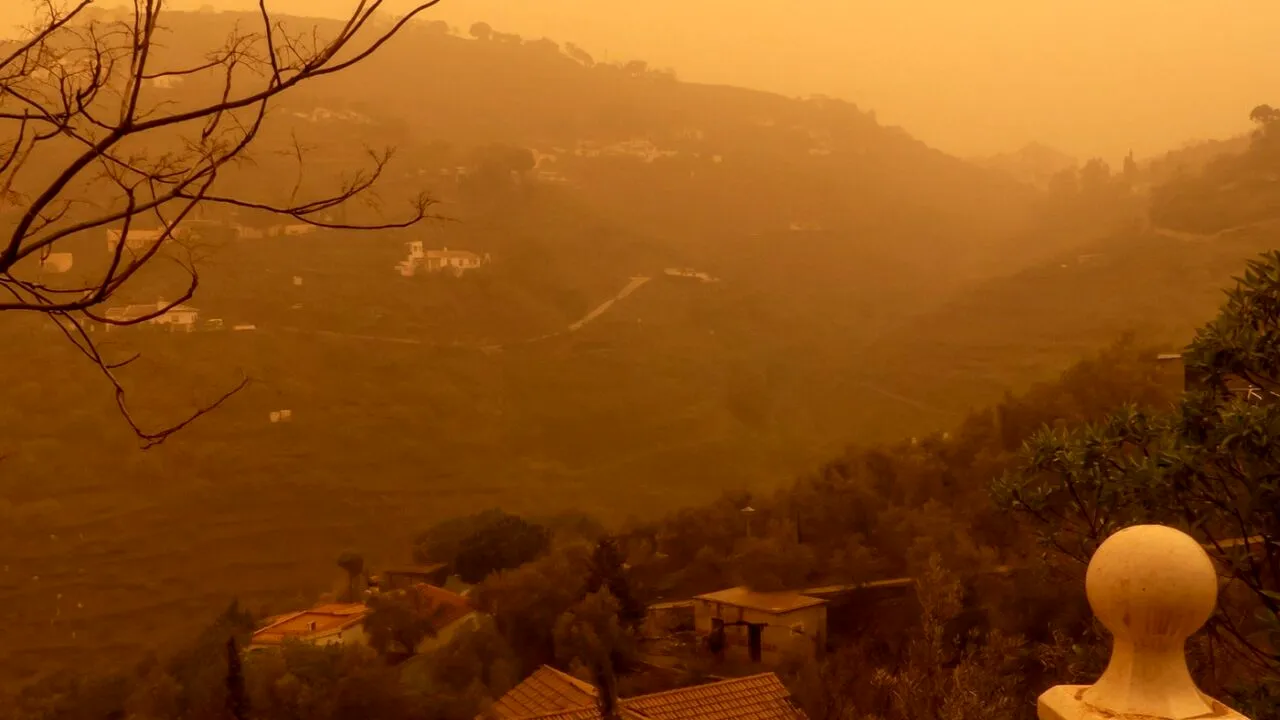 România se pregătește să fie acoperită de un val de praf SAHARIAN. Cerul ar putea deveni roșu strălucitor iar ploile „sângerii”