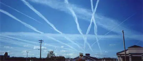 Liniile albe de pe cer, lăsate de avioane, provoacă mai multă poluare decât emisiile de carbon. Cum cred cercetătorii că s-ar putea scăpa de ele