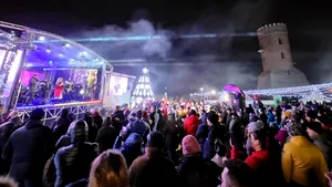 Scandal în Dâmbovița după organizarea unui târg de Crăciun chiar la poalele Turnului Chindiei. A fost lansată o petiție online și a fost sesizat Ministerul Culturii