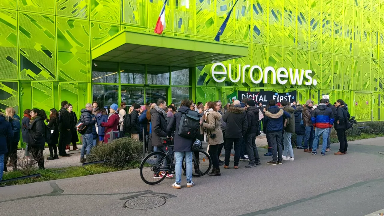 Grevă la EURONEWS! Aproximativ 100 de salariați protestează în fața sediului european al postului de televiziune: „Avem doar tăieri bugetare şi nu vedem dezvoltare”