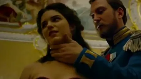 Rusia aprobă difuzarea unui film cu scene fierbinți despre o iubire interzisă a ultimului Țar, Nicolae al II-lea. Fanaticii ortodocși au amenințat că vor da foc sălilor de cinema. VIDEO