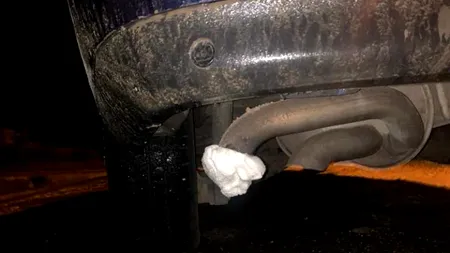 Sabotaj electoral! Țevile de eșapament de la mașinile unui candidat, umplute cu spumă poliuretanică