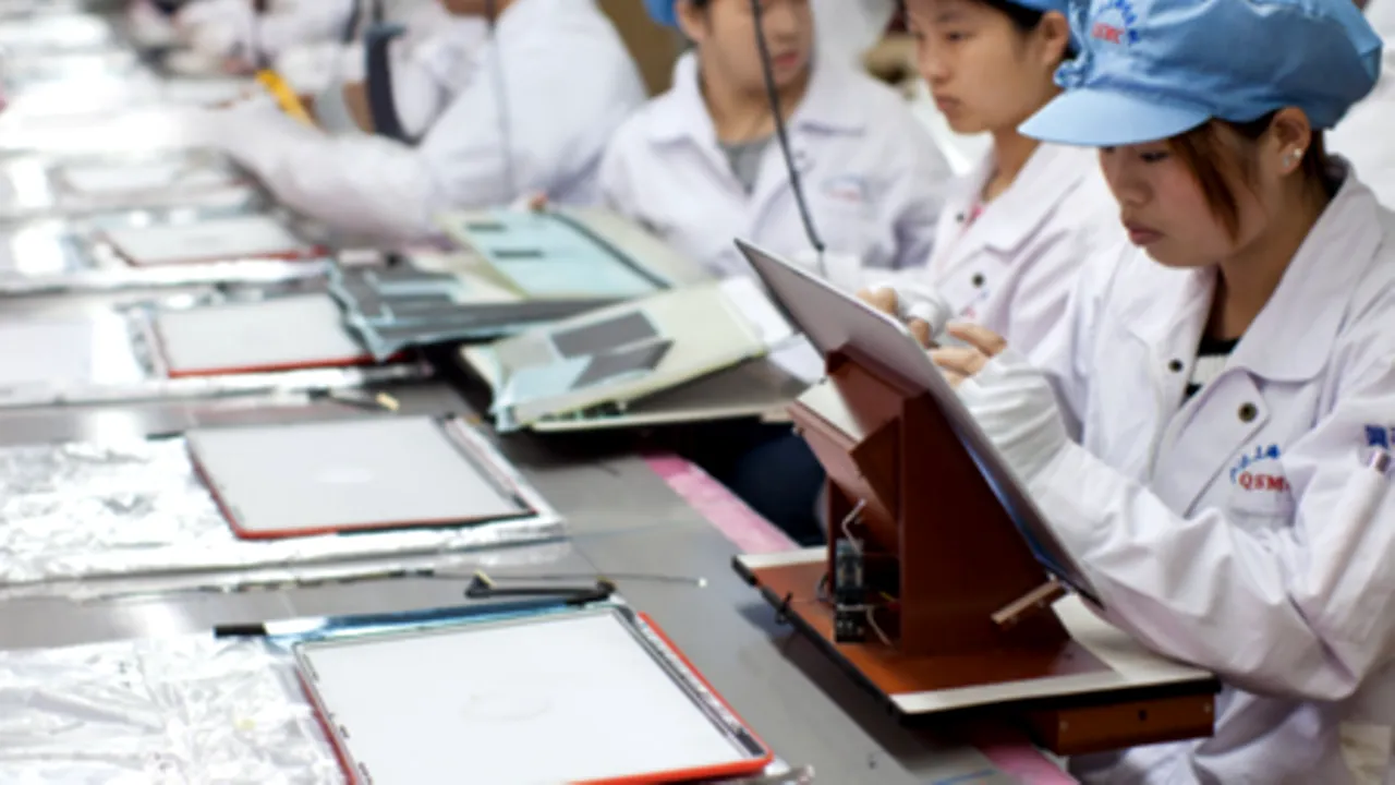 Scandal într-o fabrică Apple. Peste 1.000 de angajați s-au bătut cu forțele de ordine