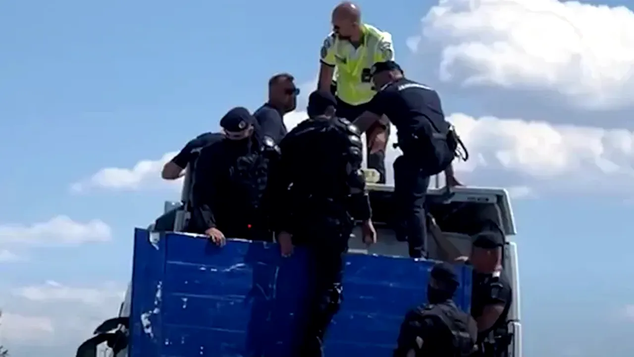 Primele măsuri după incidentul de pe A1. Ce s-a întâmplat cu șoferul care a BLOCAT traficul în semn de protest / Alți 13 pietoni au fost amendați