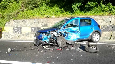 Patru răniți, între care un copil, după ce două mașini s-au ciocnit violent în județul Sibiu. Traficul este blocat