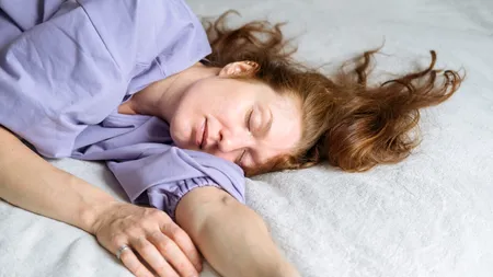 Cum să adormi în mai puțin de 10 minute: obiceiul simplu care reduce stresul imediat cu 68%, potrivit experților