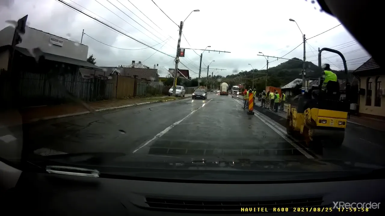Muncitorii din Piatra Neamț, surprinși în timp ce asfaltează pe ploaie (VIDEO)