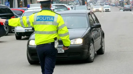 EXCLUSIV | Un polițist rutier a rămas fără permis în timp ce pregătea drumul pentru coloana oficială a lui Klaus Iohannis. A făcut accident după ce i s-a stricat mașina de serviciu