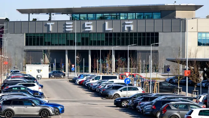 Programul Rabla Tesla. Cu ce viteză scade prețul „BOLIDULUI ELECTRIC”