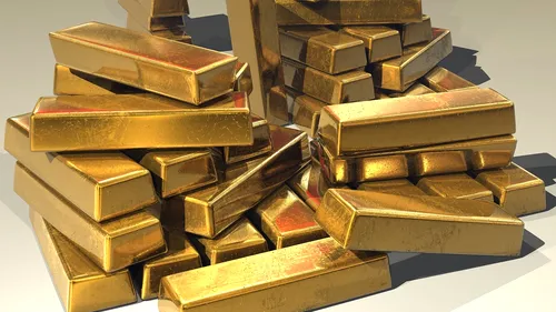 Prețul aurului continuă să se mărească pe fondul războiului din Ucraina și al crizei economice. Cât valorează acum