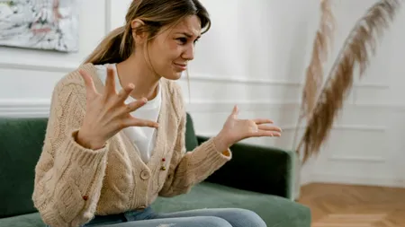 (P) De la criticul interior, la încrederea de sine: 4 pași pentru a-ți schimba dialogul mental