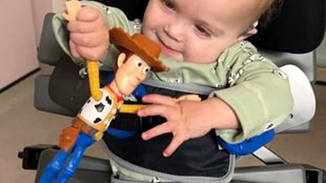 Drama unor părinți din Anglia. Un copil de doi ani a rămas paralizat după ce medicii i-au pus un diagnostic greșit de 15 ori. De ce suferă băiețelul