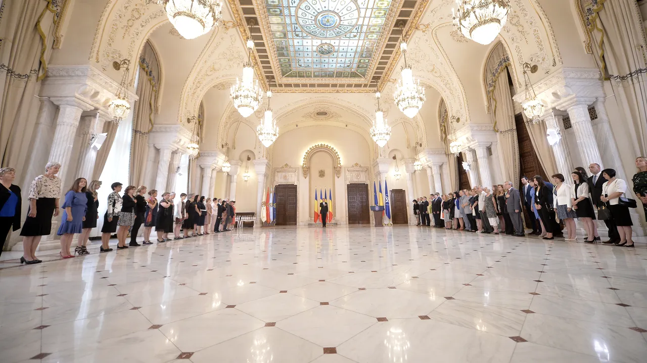 Demnitarul cu chiloți HI-FI: Iohannis suge sângele din transfuziile bolnavilor