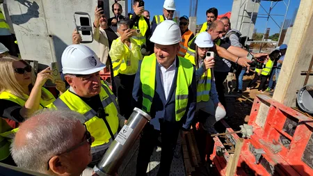 Capsula timpului, amplasată în fundația noului stadion din Pitești. Arena va avea 15.200 de locuri. Ministrul Dezvoltării, printre cei prezenți la eveniment
