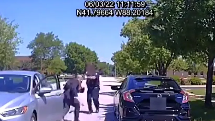 Videoclip viral în America! Un șofer sare din mașină cu un topor în mână și se îndreaptă spre un polițist