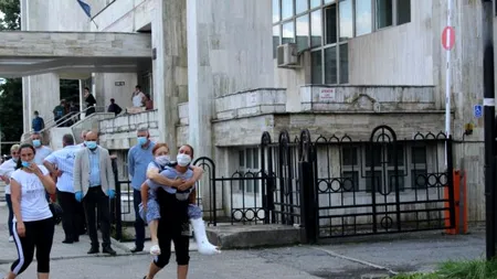ȘOCANT. Pacientă cu piciorul în ghips, lăsată în afara spitalului și cărată în cârcă de fiica ei, pentru că era ministrul Sănătății în vizită