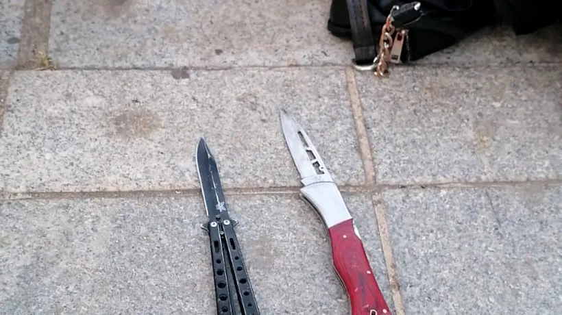 Adolescenți prinși cu mai multe cuțite la ei, în timp ce se urcau într-un tramvai din București / FOTO / „Asupra acestora au fost găsite trei cuțite cu lama de aproximativ de 20 cm”