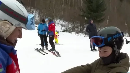S-a dat STARTUL la distracția pe zăpadă. Pârtiile pentru începători sunt pline de copii și adulți care vor să învețe să schieze sau să se dea cu placa
