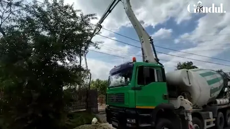 Tragedie în Argeș. Un mort și doi răniți după ce o betonieră a atins firele de înaltă tensiune (VIDEO)