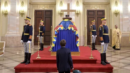 Cine este băiatul care a îngenuncheat la catafalcul Regelui Mihai. Fotografia emoționantă a făcut înconjurul lumii: 