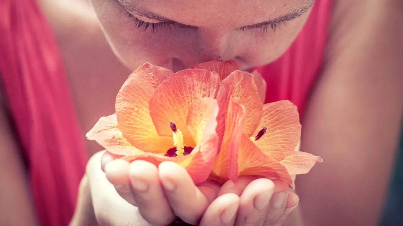 NOI simptome ale coronavirusului: pierderea simțului mirosului și a gustului