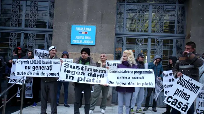 Protest la Timișoara împotriva legii dării în plată: „Noi susținem Prima Casă, dar Guvernul nu ne lasă