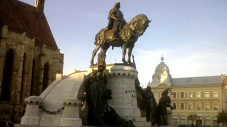 Statuia lui Matei Corvin de la Cluj a fost vandalizată, fiind vopsită parțial cu o vopsea maro