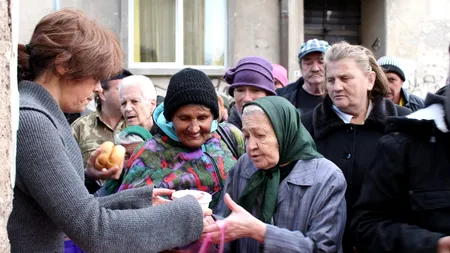 Zeci de bătrâni, păcăliți prin programul „O masă caldă”. „Mi-a cerut cardul și...”