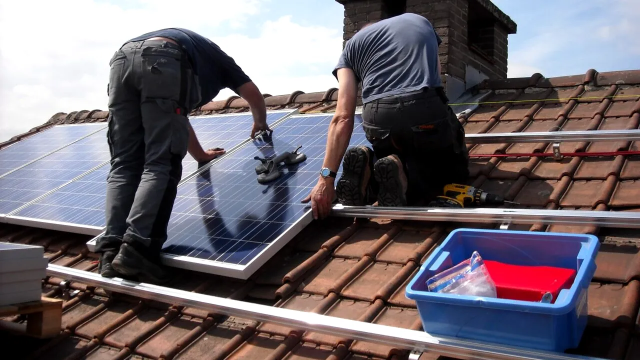 Panouri solare: Cum poți face ca fotovoltaicele tale să țină 50 de ani, în loc de 25