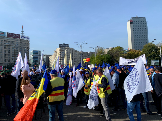 Protest simbolic în fața Guvernului, de Ziua Armatei. Mii de sindicaliști din Poliție, Armată și Silvicultură și-au cerut drepturile