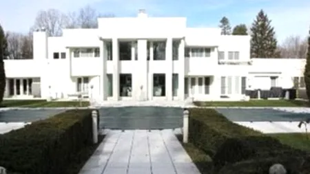 GALERIE FOTO: Este aceasta cea mai URÂTĂ vilă din lume? Cât cer proprietarii pe ea