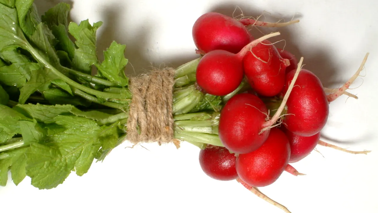 Ce a pățit o clientă după ce a MÂNCAT o ridiche într-un supermarket. „Oricum ar fi ajuns la gunoi”