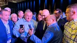 Bolojan, baie de mulțime la Congres. Cine e cunoscutul admirator care a așteptat 20 de minute pentru o poză cu liderul liberalilor