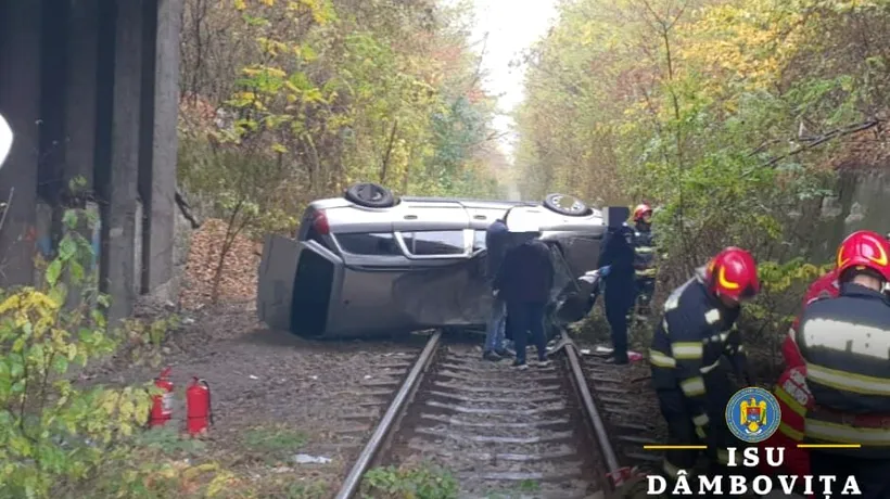 Un șofer în vârstă de 80 de ani a CĂZUT cu mașina de pe un pod și a ajuns pe calea ferată. Accidentul a avut loc în județul Dâmbovița