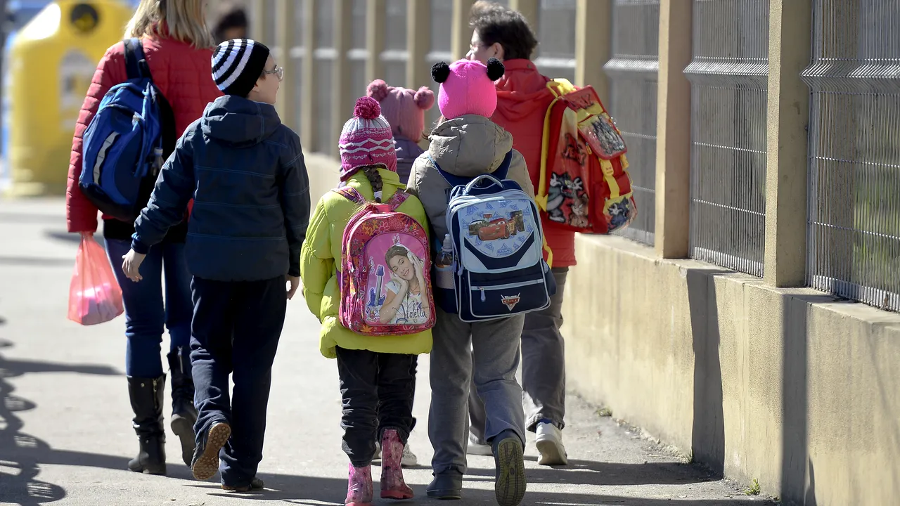 La un pas de moarte: Un copil de doar 8 ani a ajuns în stare gravă la spital, după ce a fost lovit de o mașină când venea de la școală 