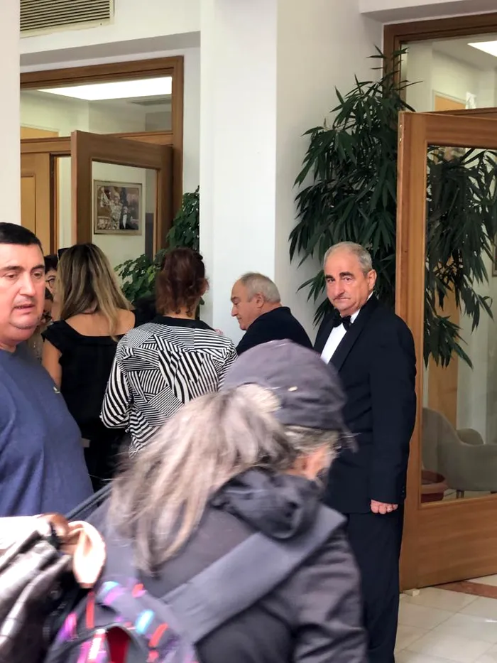 Cei care l-au iubit pe Alexandru Arșinel își iau rămas bun de la actor. Sicriul lui va fi depus la Teatrul „Constantin Tănase” / Sursa foto: GÂNDUL
