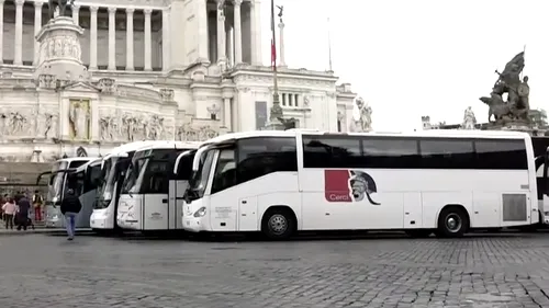 HAOS la Roma: SUTE de autobuze turistice au BLOCAT traficul în semn de PROTEST