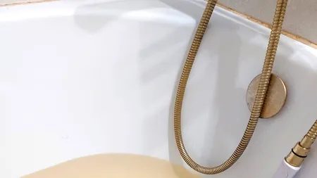 Ce a pățit un tânăr din Berceni, după ce a dat drumul la robinetul de apă caldă, în cadă: „Curge Nesquik!”