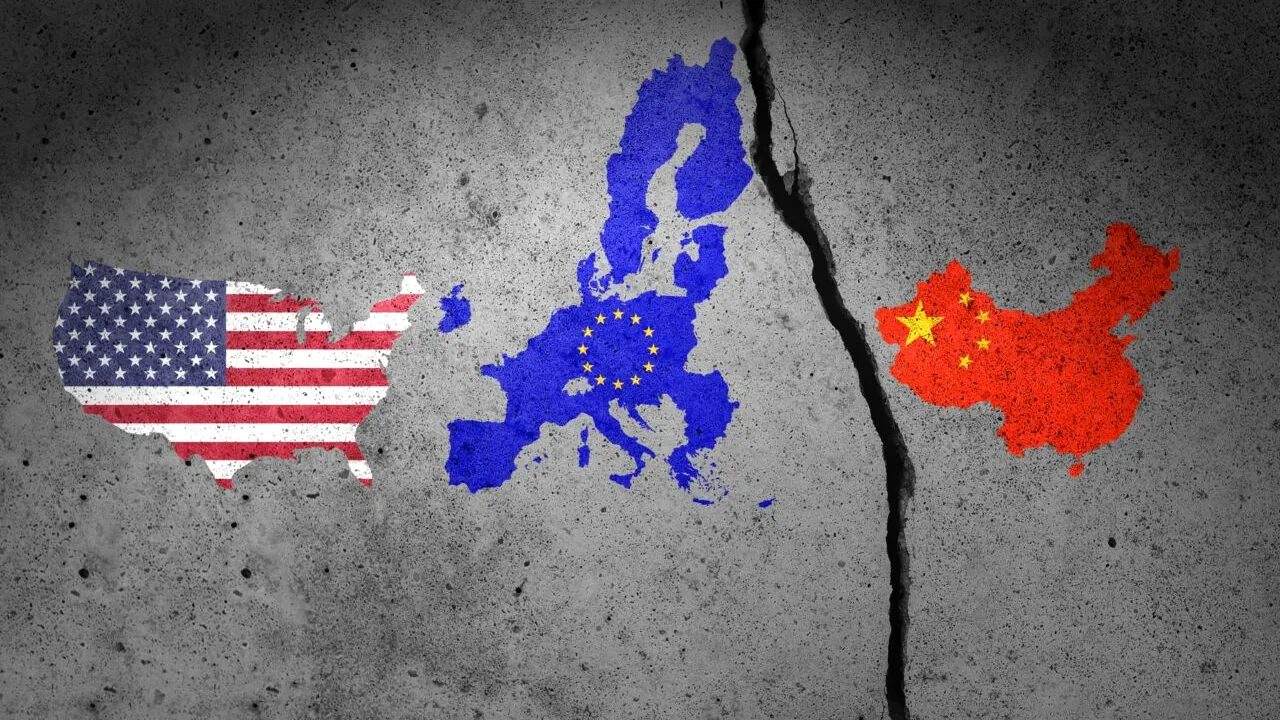 Va fi strivită UE de presiunile SUA și ale Chinei? /Cum a dat TRUMP lumea peste cap și ce a obținut de fapt în primele luni de mandat!