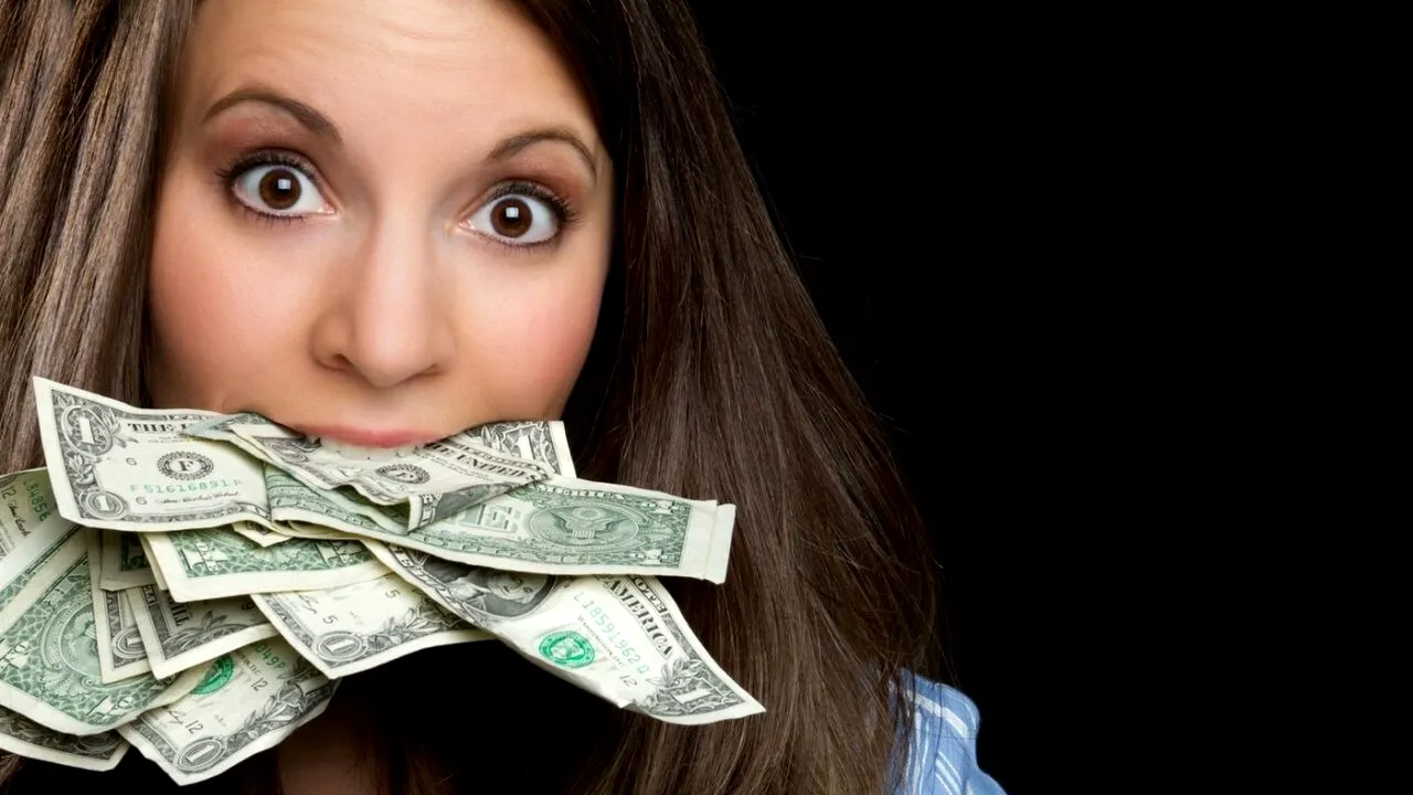 Femeie de 67 de ani, acuzată de cea mai mare FRAUDĂ din istorie. Ar fi jefuit timp de 11 ani o bancă importantă. Avea două tone de bancnote cash