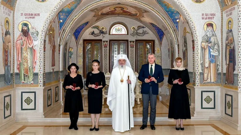 Custodele Coroanei, Majestatea Sa Margareta, și alți membri ai Casei Regale, distinși cu Ordinul „Maica Domnului Rugătoarea”