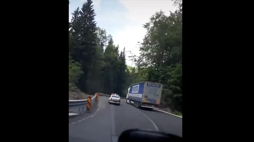 Mașină de Poliție, filmată când depășește pe linie continuă, într-o curbă (VIDEO)