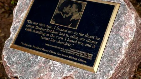 O plăcuță specială, amplasată în fața mall-ului unde Barack Obama a sărutat-o prima dată pe Michelle