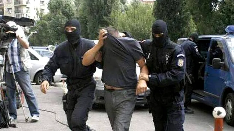 Un șef din Poliția Buzău este urmărit penal, după ce a ajutat un deținut să meargă la petreceri și la frizerul personal